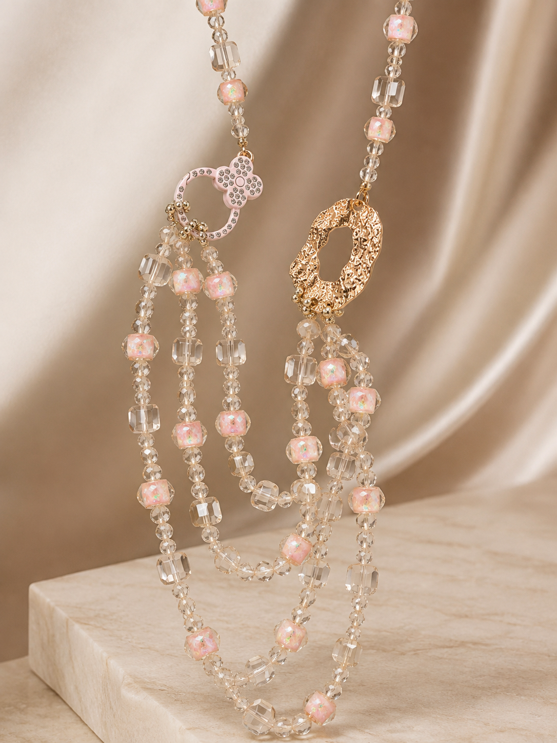 Collier Multi-Rangs Perles de Verre Rose – Pendentifs Fleur & Anneau Doré