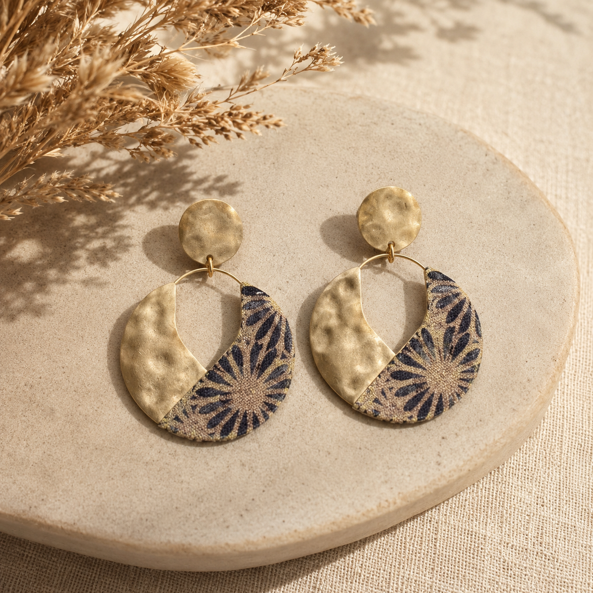 Boucles d'oreilles Lune Dorée – Tissu Floral Artisanal